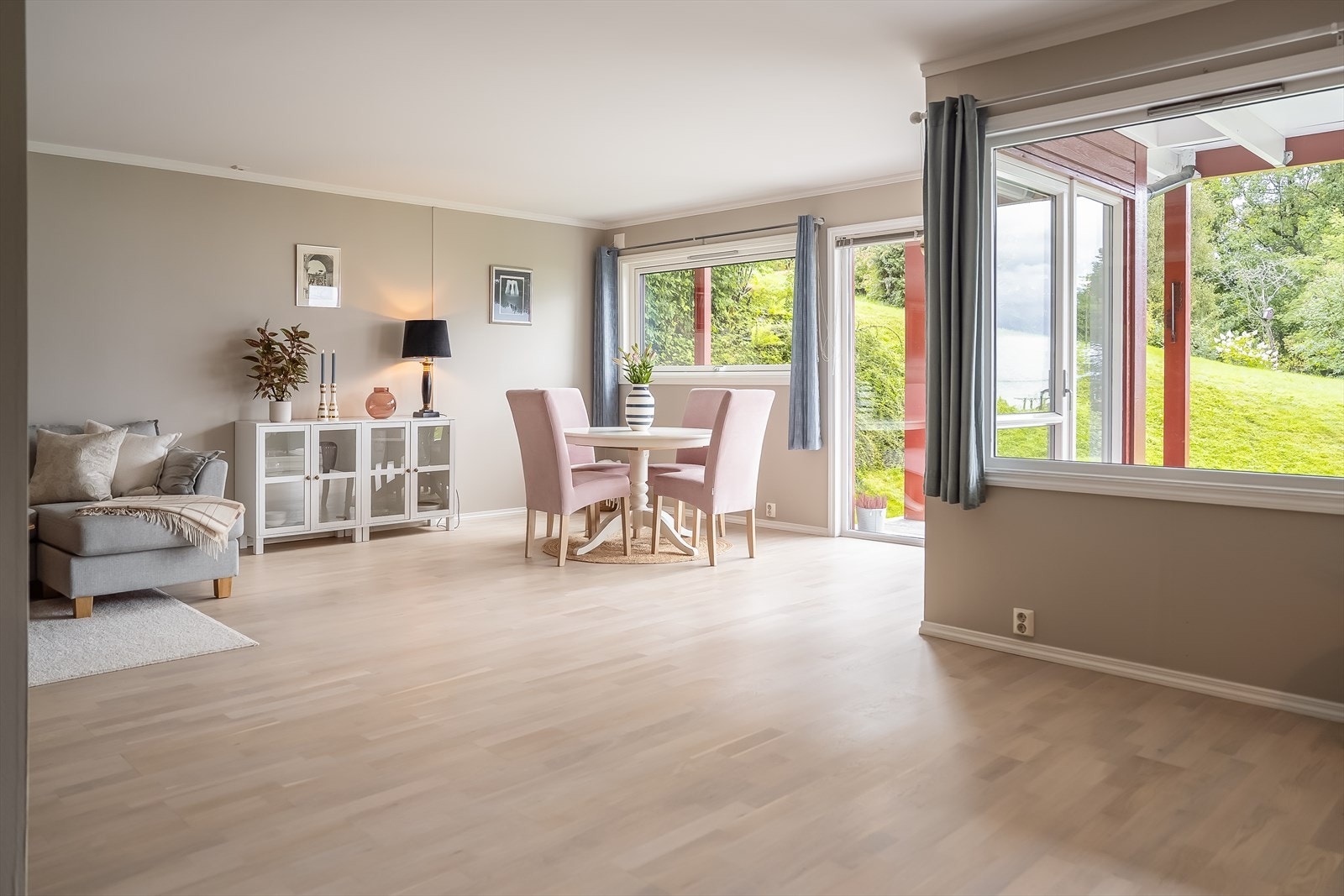 Leiligheten har vært gjennom en rekke oppgraderinger de siste årene med blant annet nytt gulv, satt inn nytt vindu, nytt kjøkken og nytt servantskap, dusjkabinett og toalett på bad. Se nærmere informasjon om oppgraderingshistorikk i salgsoppgave. Galleribilde