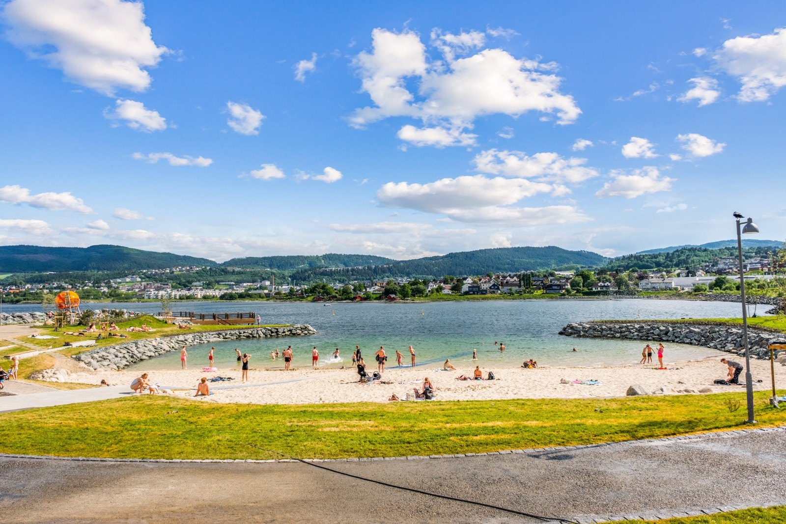 Området er svært gjennomført, hvor det i 2024 ble etablert sandstrand og badebrygge på marinaen. Galleribilde