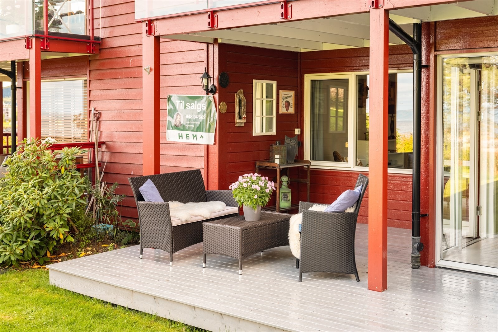 Fra stue er det adkomst til egen terrasse på 16m² med ettermiddagssol. Galleribilde