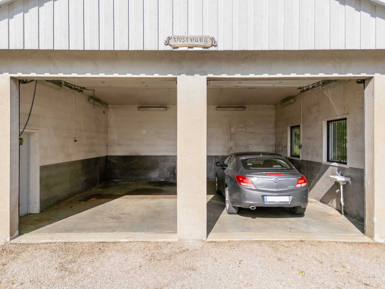 Garasjen er oppført i mur, og har pussede yttervegger og støpt gulv. Galleribilde