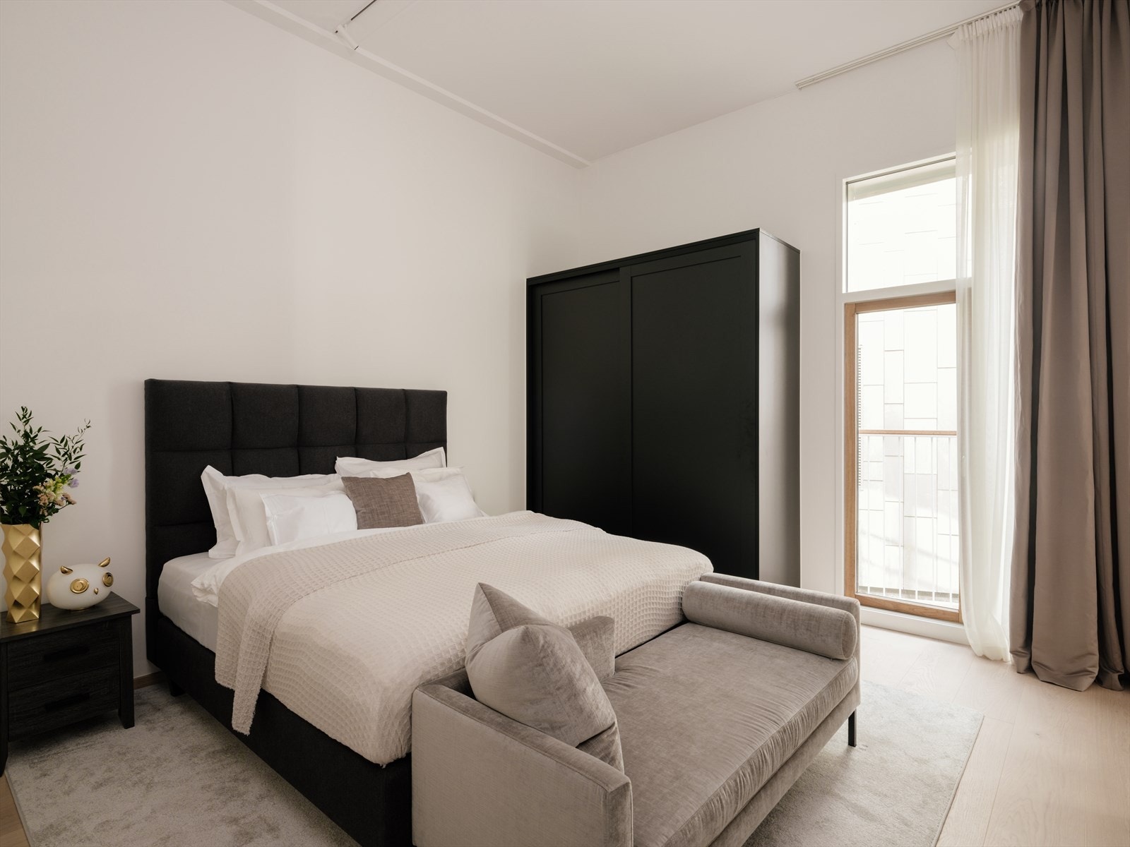 Master soverom har god plass til dobbeltseng, nattbord og garderobe. En egen mellomgang med potensial for hjemmekontor eller sminkebord leder videre til en praktisk innvendig bod - perfekt for ekstra oppbevaring. Galleribilde