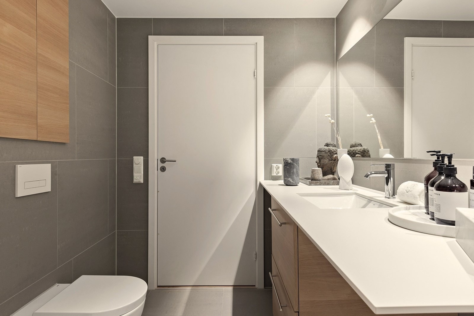 Bad I er utstyrt med heldekkende servant med underskap, speil med belysning, vegghengt toalett og dusjnisje med dusjvegger i herdet glass. Galleribilde