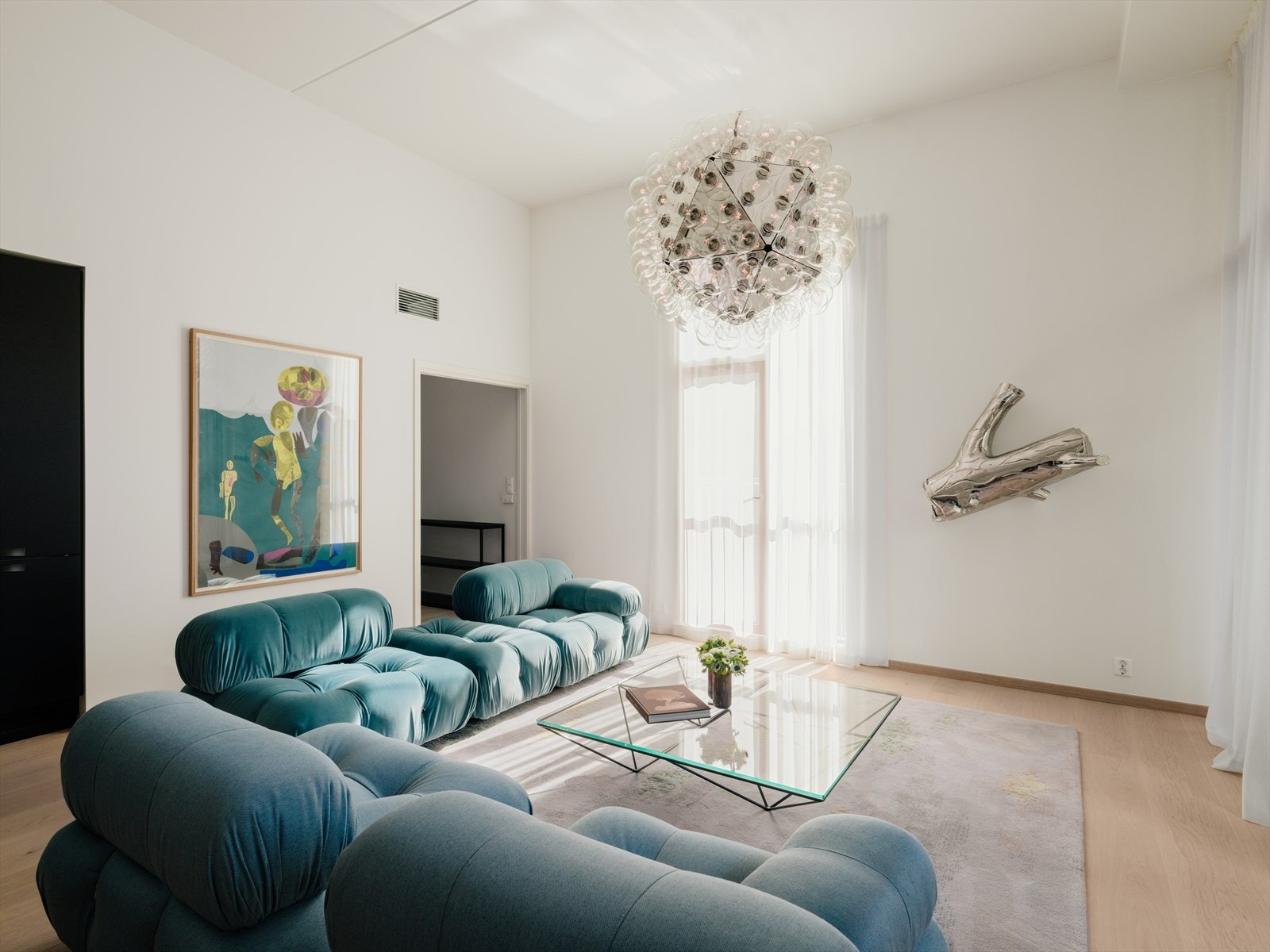 Boligen har en åpen og luftig stue-/kjøkkenløsning med en imponerende takhøyde på 3,66 meter. Galleribilde