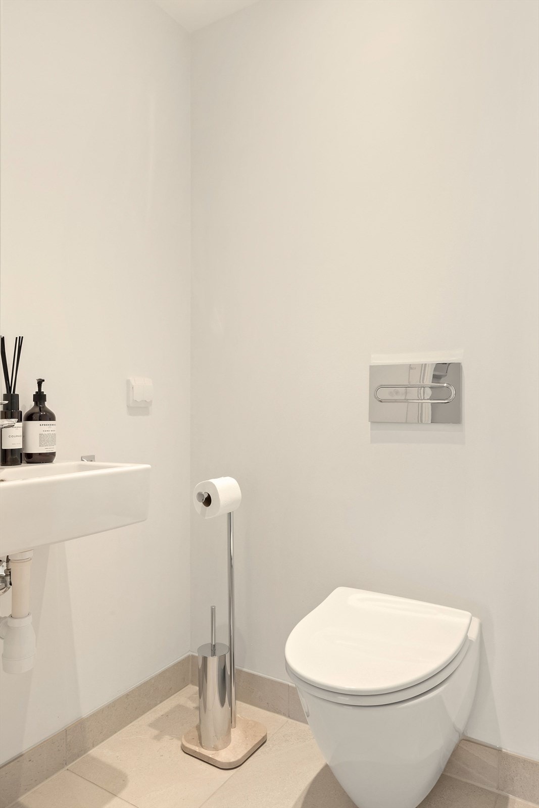 Fra entré er det praktisk tilknytning til gjestetoalett. Galleribilde