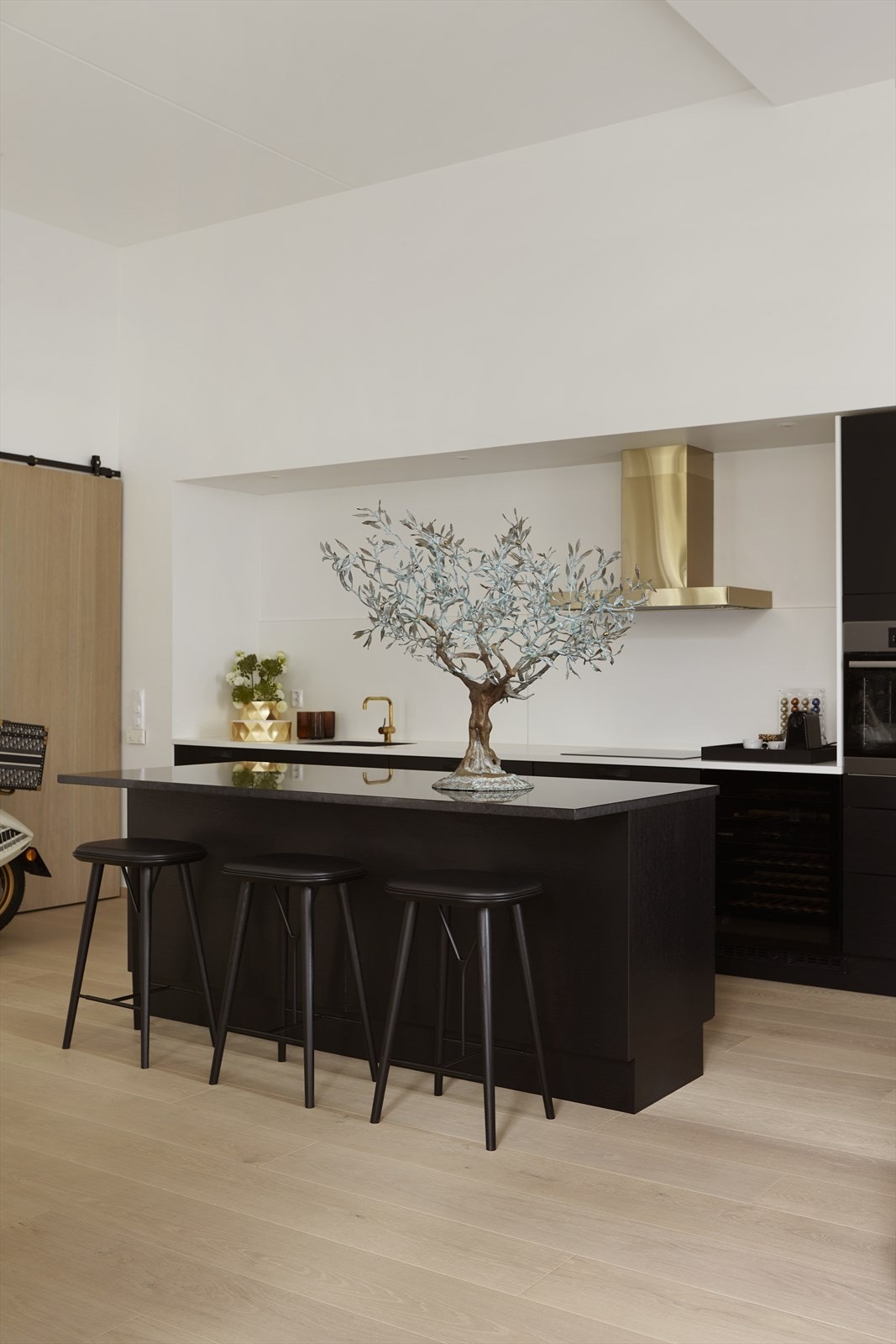 Kjøkkenet fra HTH er stilrent og funksjonelt, med rikelig skap-, skuff- og benkeplass. Galleribilde