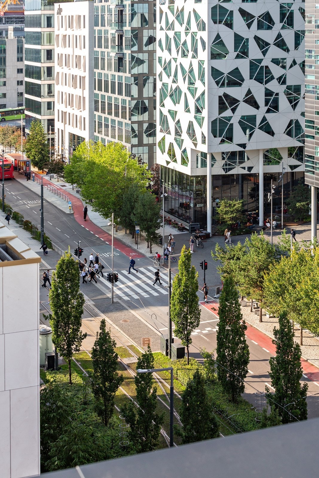 Barcode kjennetegnes av den særegne rekken med høyreiste bygg i varierende bredde og arkitektonisk stil - derav navnet, som assosieres med strekkoder. Galleribilde