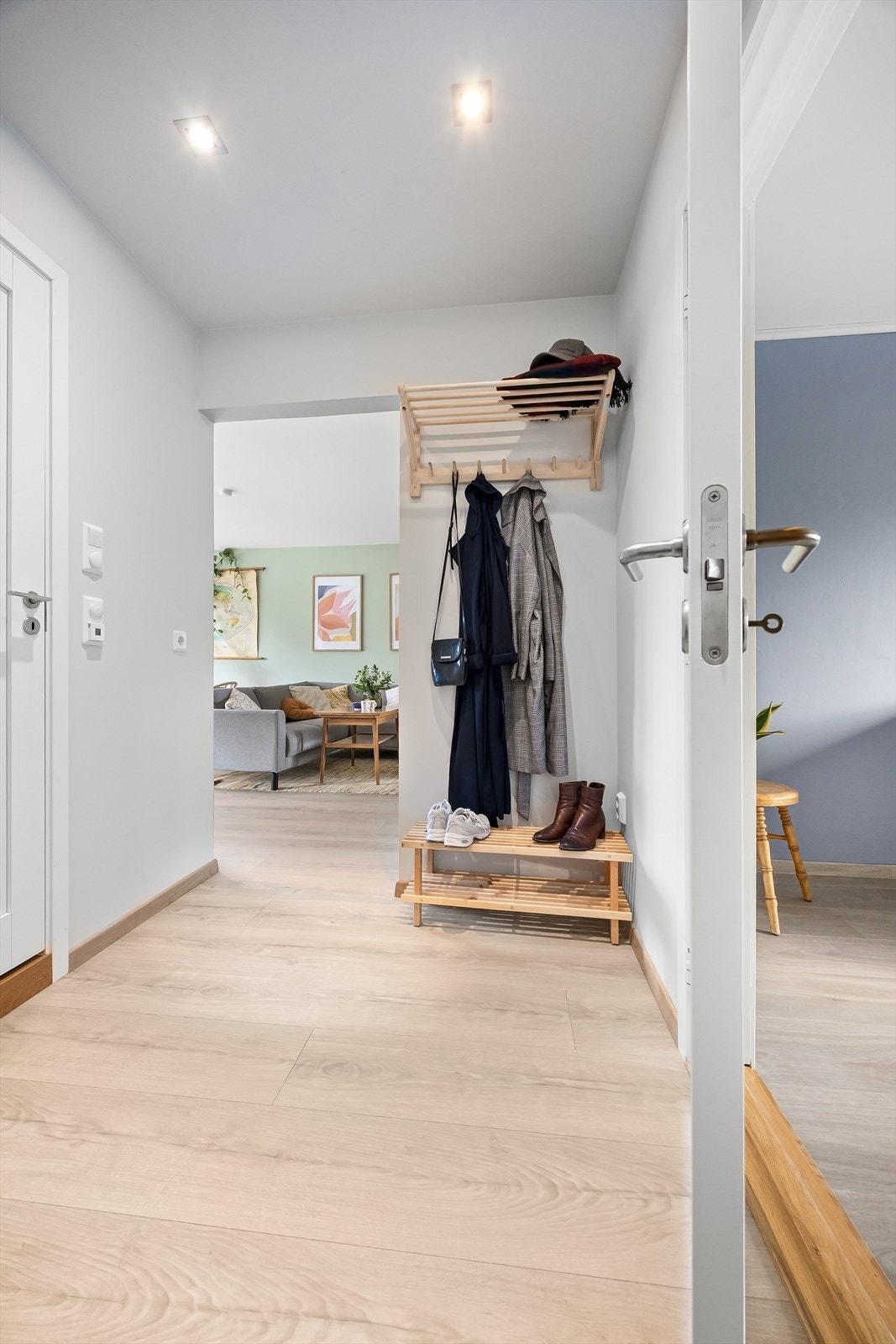 Velkommen inn, boligen har et romslig inngangsparti som gir et godt førsteinntrykk Galleribilde
