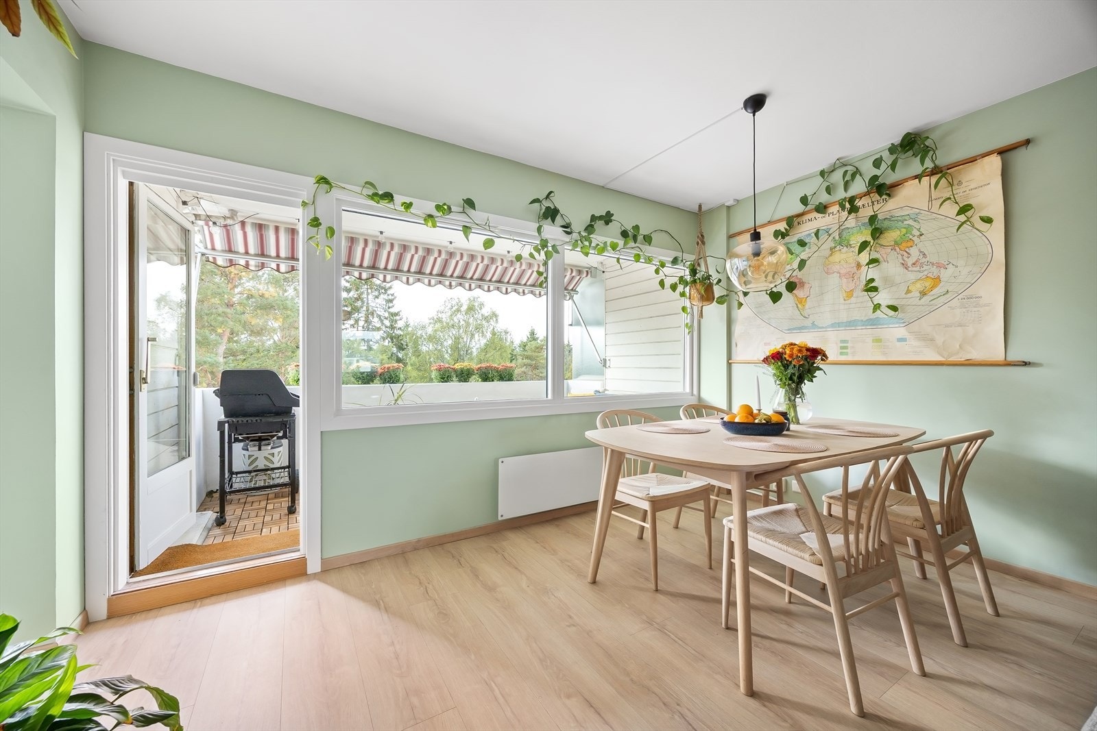 Leiligheten har naturlig ventilasjon med klaffventiler i vegger og spalteventiler i vinduskarmer Galleribilde