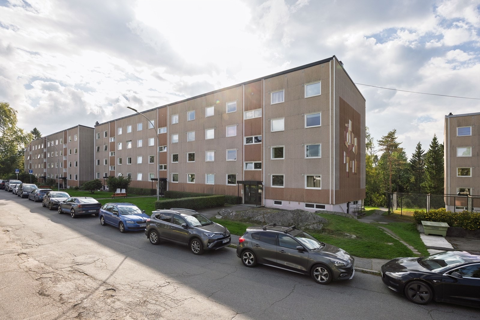 Det er gode muligheter for gateparkering rett utenfor boligen Galleribilde