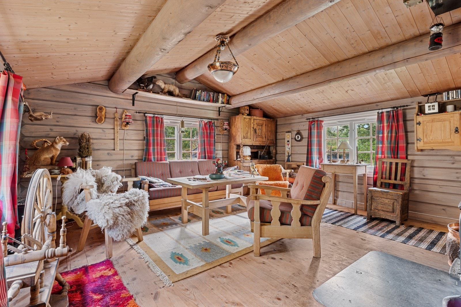 Rommet oppleves som lyst og luftig med åpen himling og lysinnslipp fra tre kanter. Galleribilde