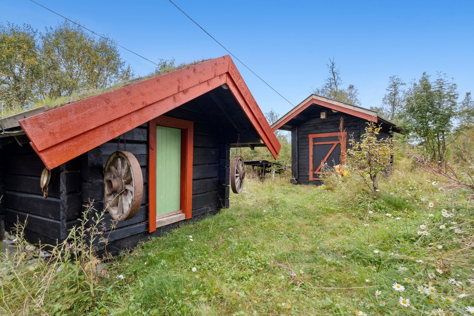 Eiendommen ligger landlig til like utenfor Røros, med en stil som er gjennomført bonderomantisk! Galleribilde