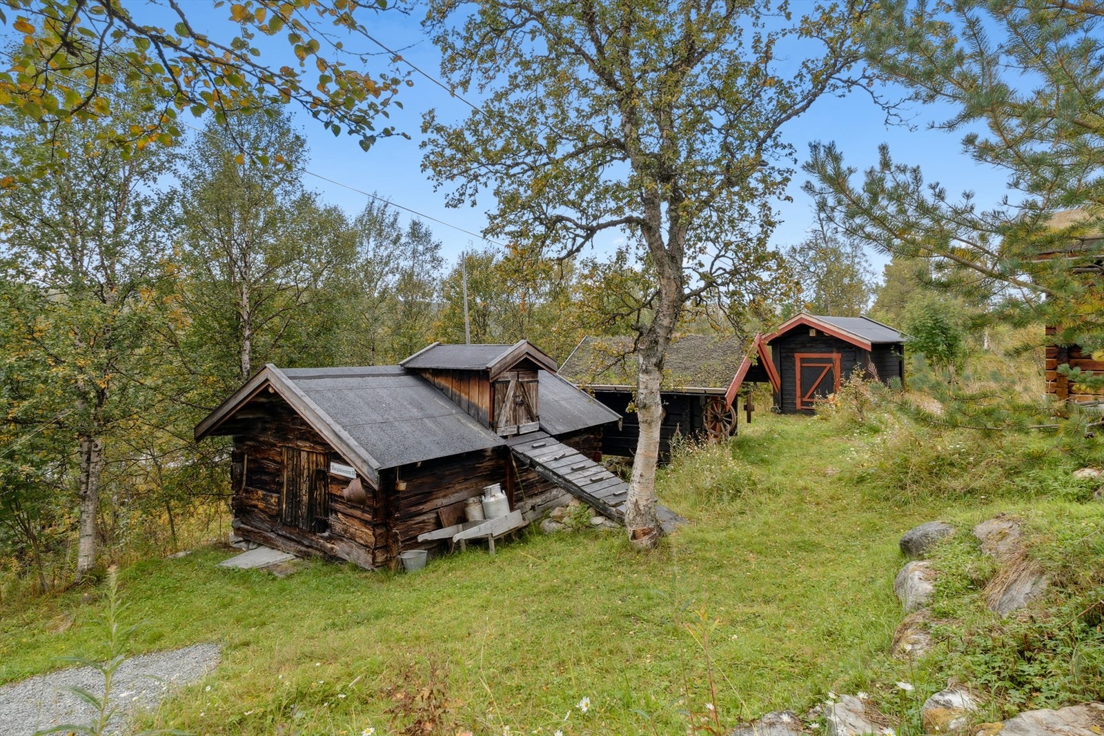 Bygningene omkranser et naturskjønt tun i landlig beliggenhet. Galleribilde