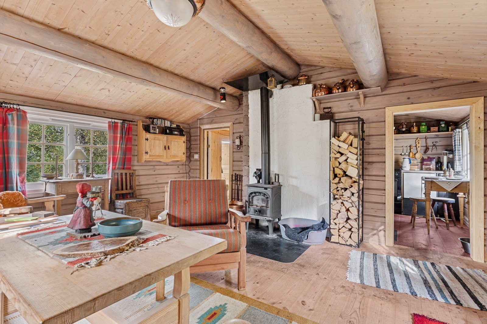 Vedovn på stue som varmer godt på kalde vinterdager. Galleribilde