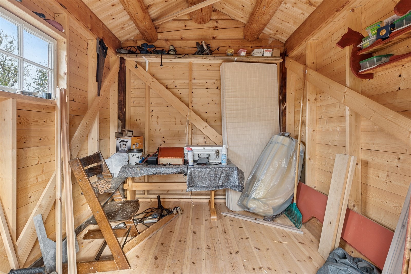 Uthus med lagringsplass. Galleribilde