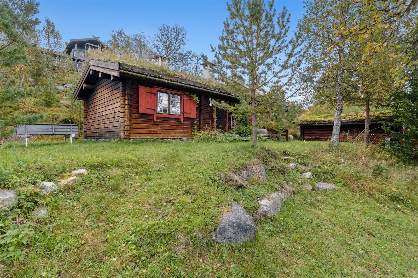 Fritidsboligen ble oppført i 2003 med maskinlaftet tømmer og torv på taket. Galleribilde