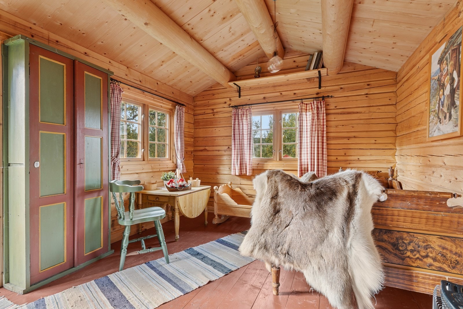 Annekset er holdt i samme stil som fritidsboligen, med overflater i lunt treverk. Galleribilde