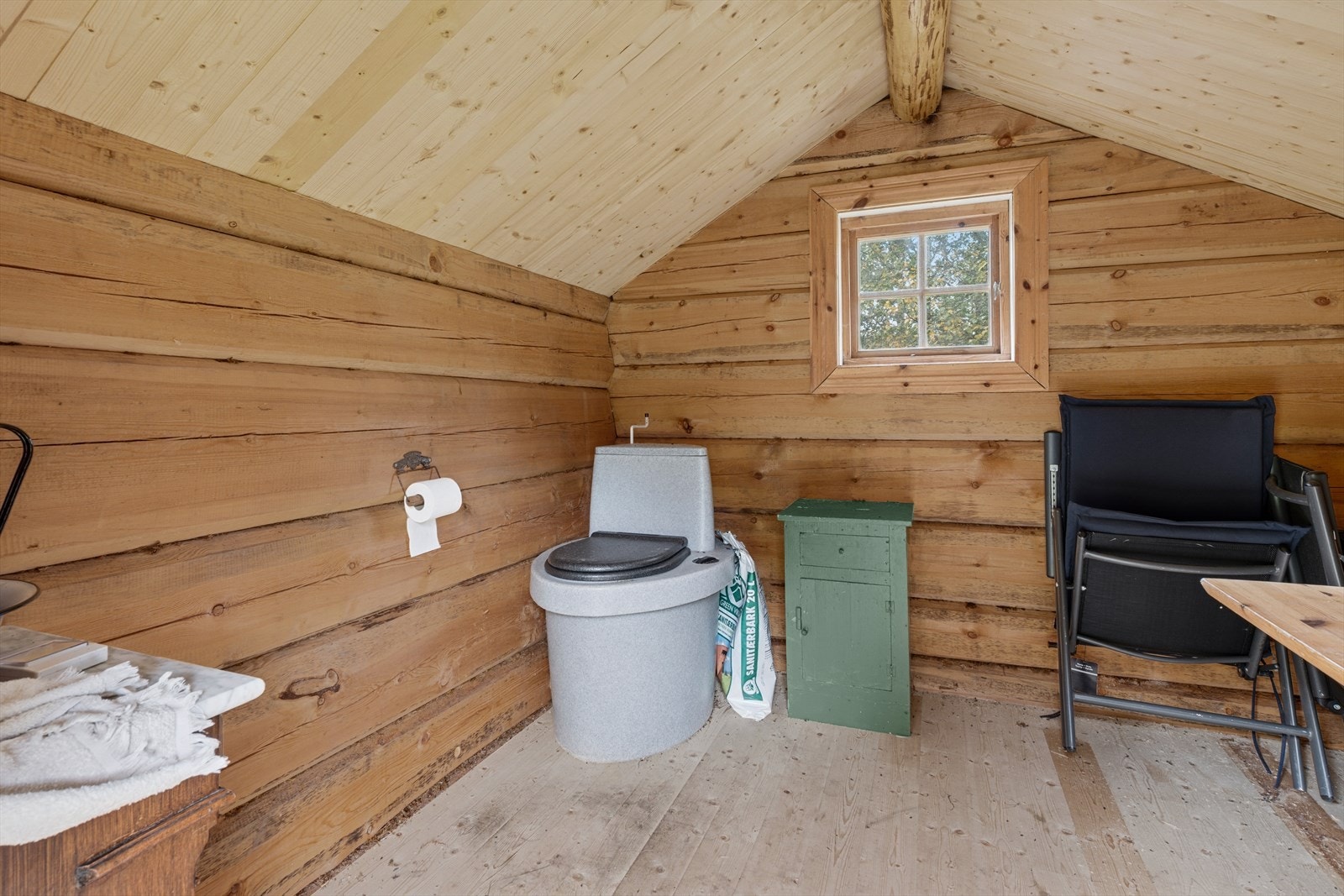 Eget bygg med utedo. Galleribilde