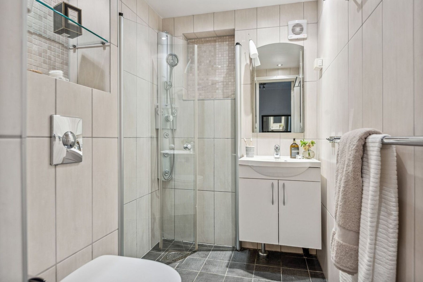 Badet har downlights i himling og varmekabler i gulv. Galleribilde