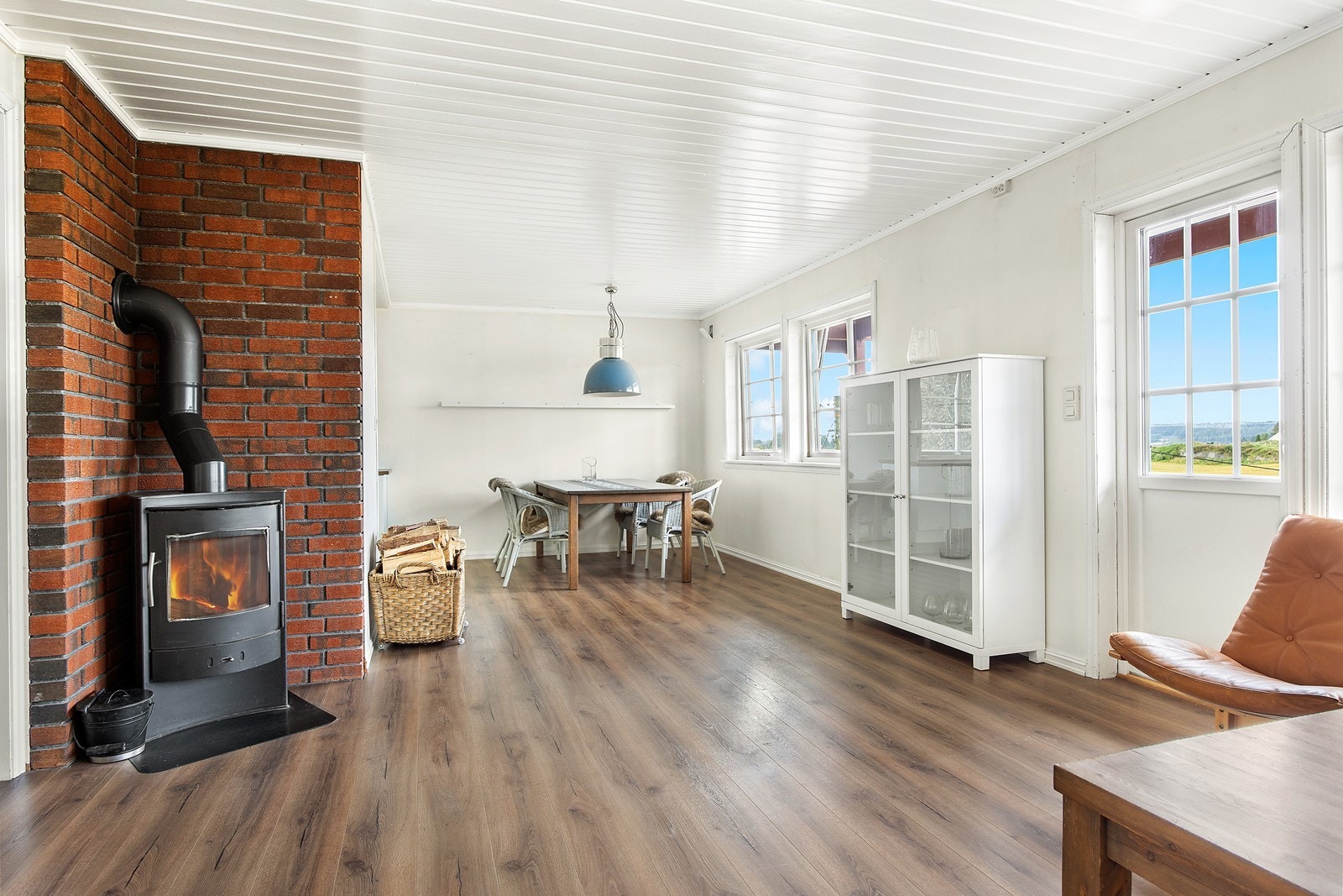 Muligheter for vedfyring i stua på kalde dager. Galleribilde