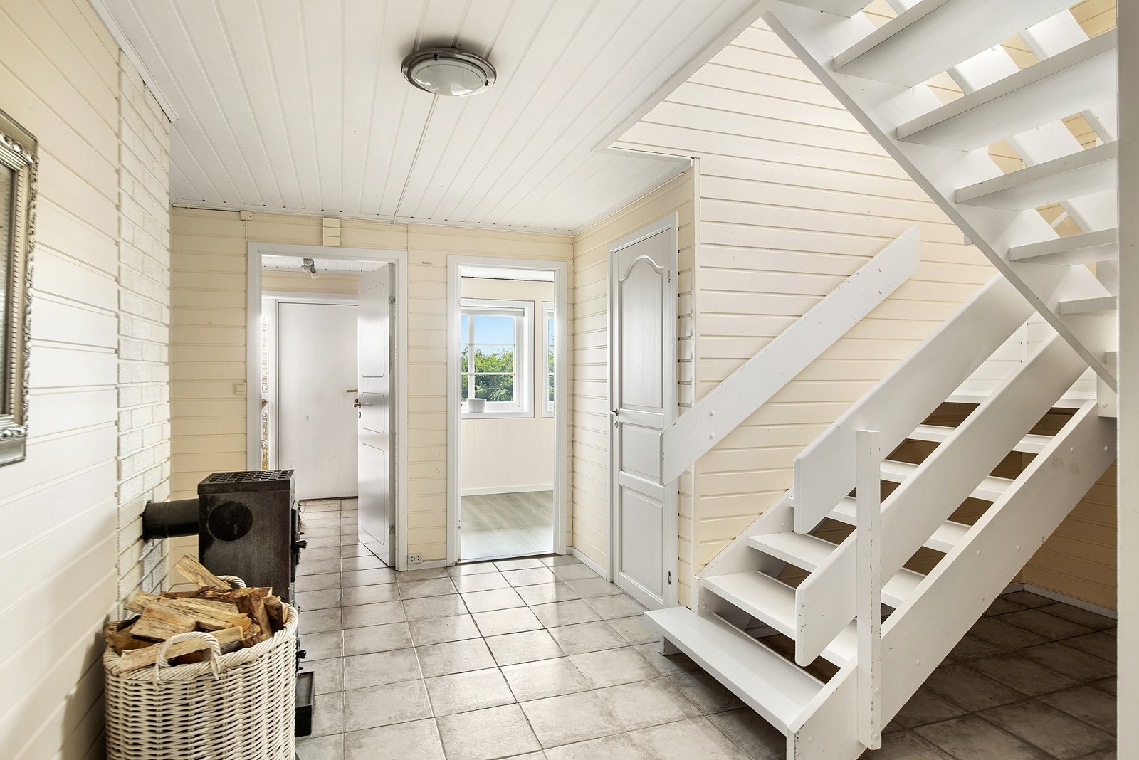 Velkommen inn til en lys og hyggelig hall med trapp videre opp til hovedetasjen. Galleribilde