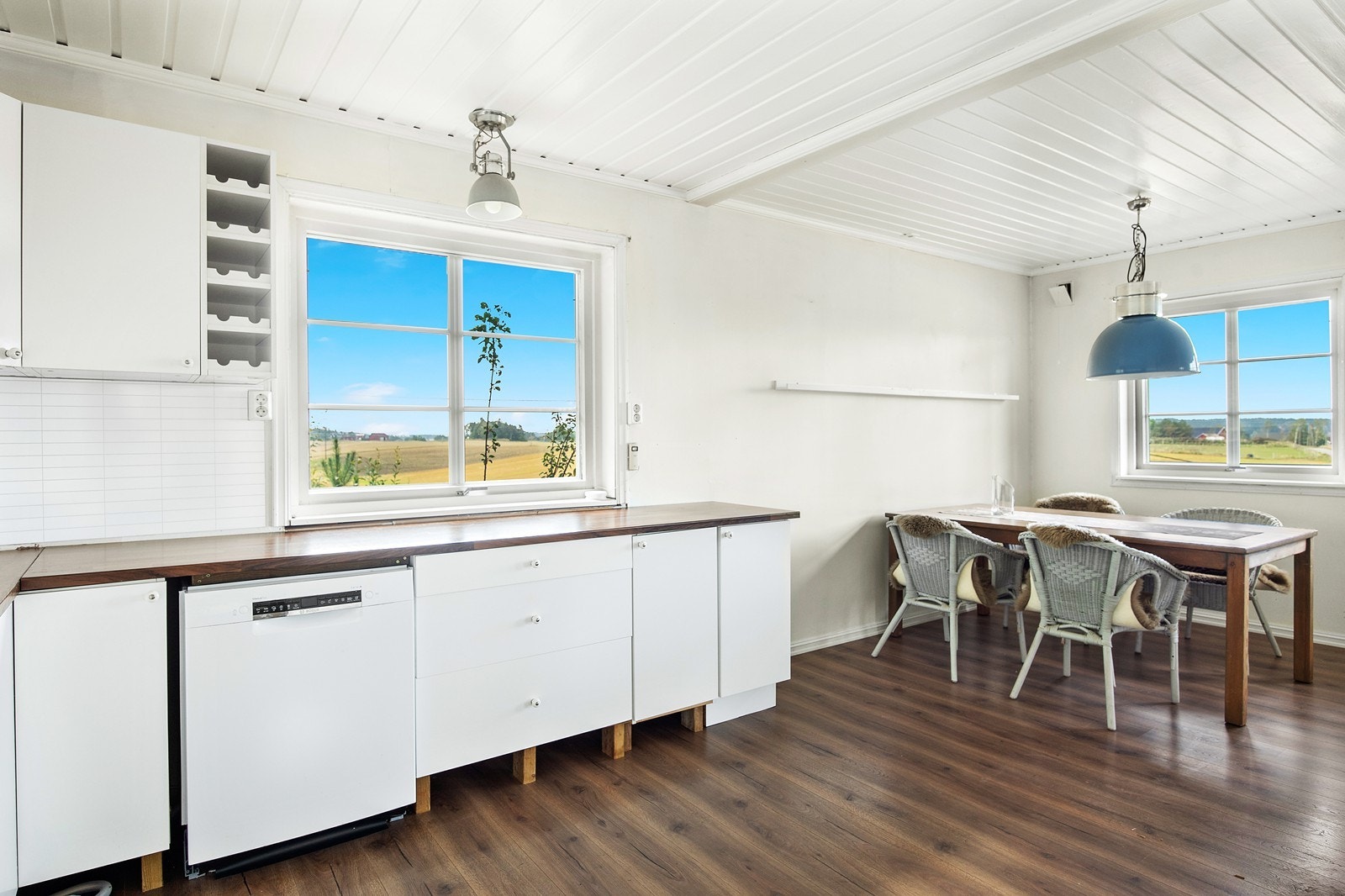 Fra kjøkkenet er det åpen løsning ut mot stue. Det er god plass til ei romslig spisegruppe. Galleribilde