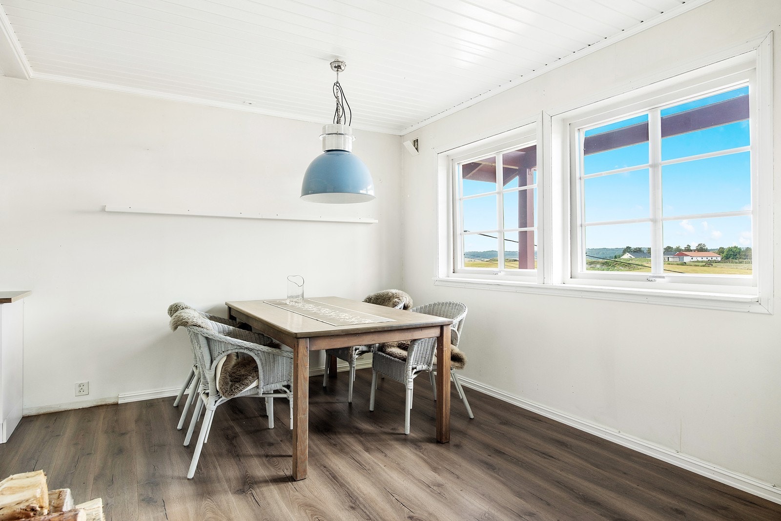 Spiseplass i tilknytning til kjøkkenet. Galleribilde