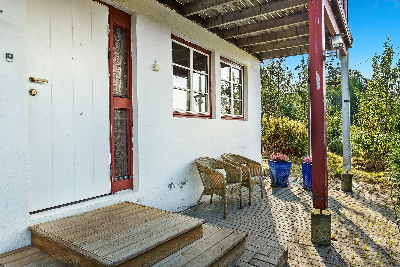 Boligen har overbygget inngangsparti. Galleribilde