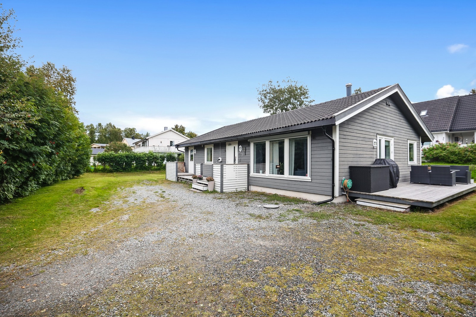 Det er gode parkeringsmuligheter på egen tomt. Galleribilde