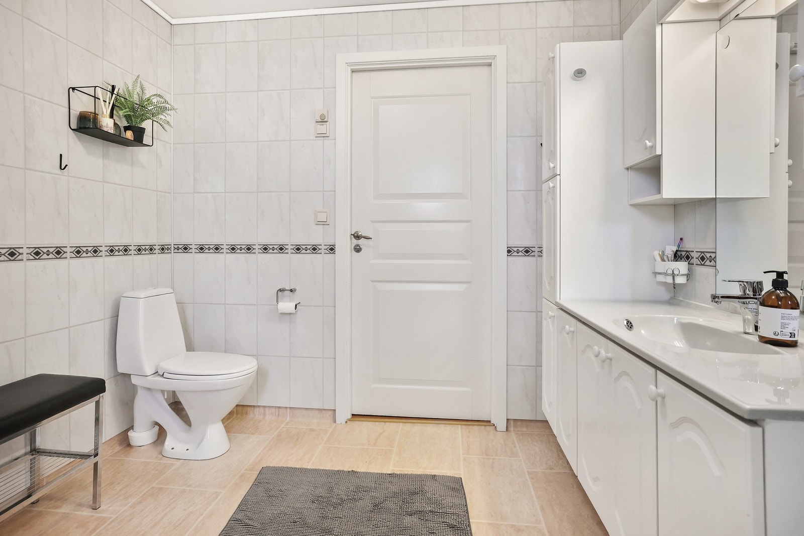 Baderomsinnredningen sørger for god oppbevaringsplass i skuffer og skap. Galleribilde