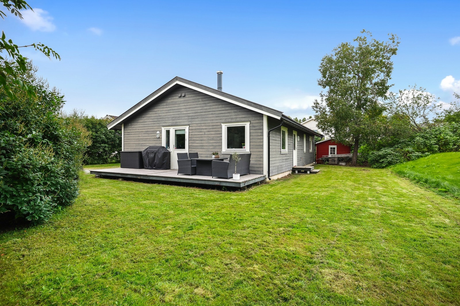 Boligen har en trivelig terrasse med god plass til en sittegruppe og annet ønsket møblement. Galleribilde