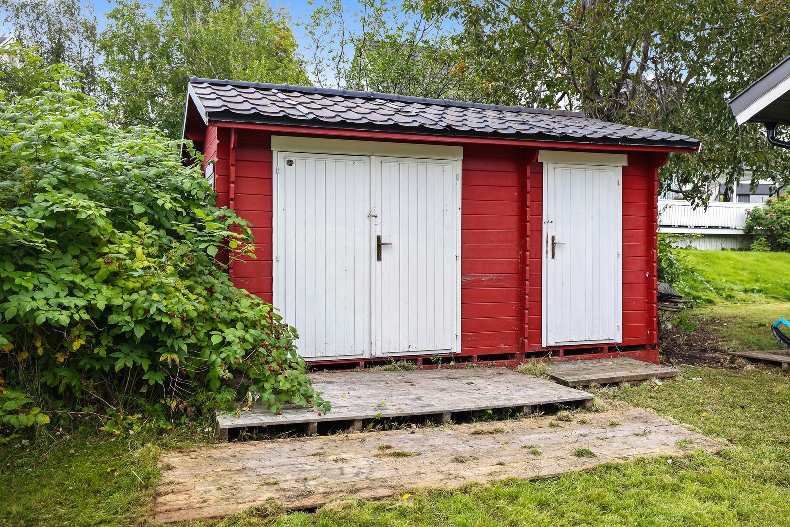 Boligen har en praktisk utebod for ekstra lagringsplass. Galleribilde