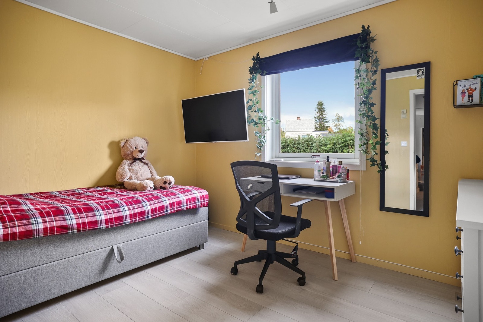 Alle soverommene har god plass til seng, nattbord og annet ønsket møblement. Galleribilde