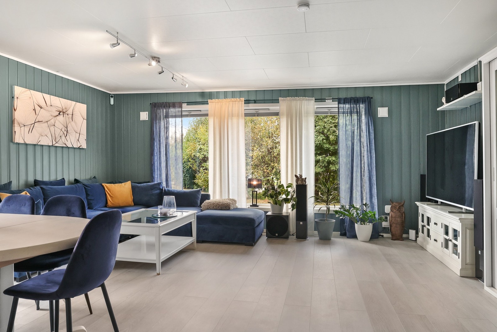 De store vindusflatene sørger for naturlig lysinnslipp. Galleribilde