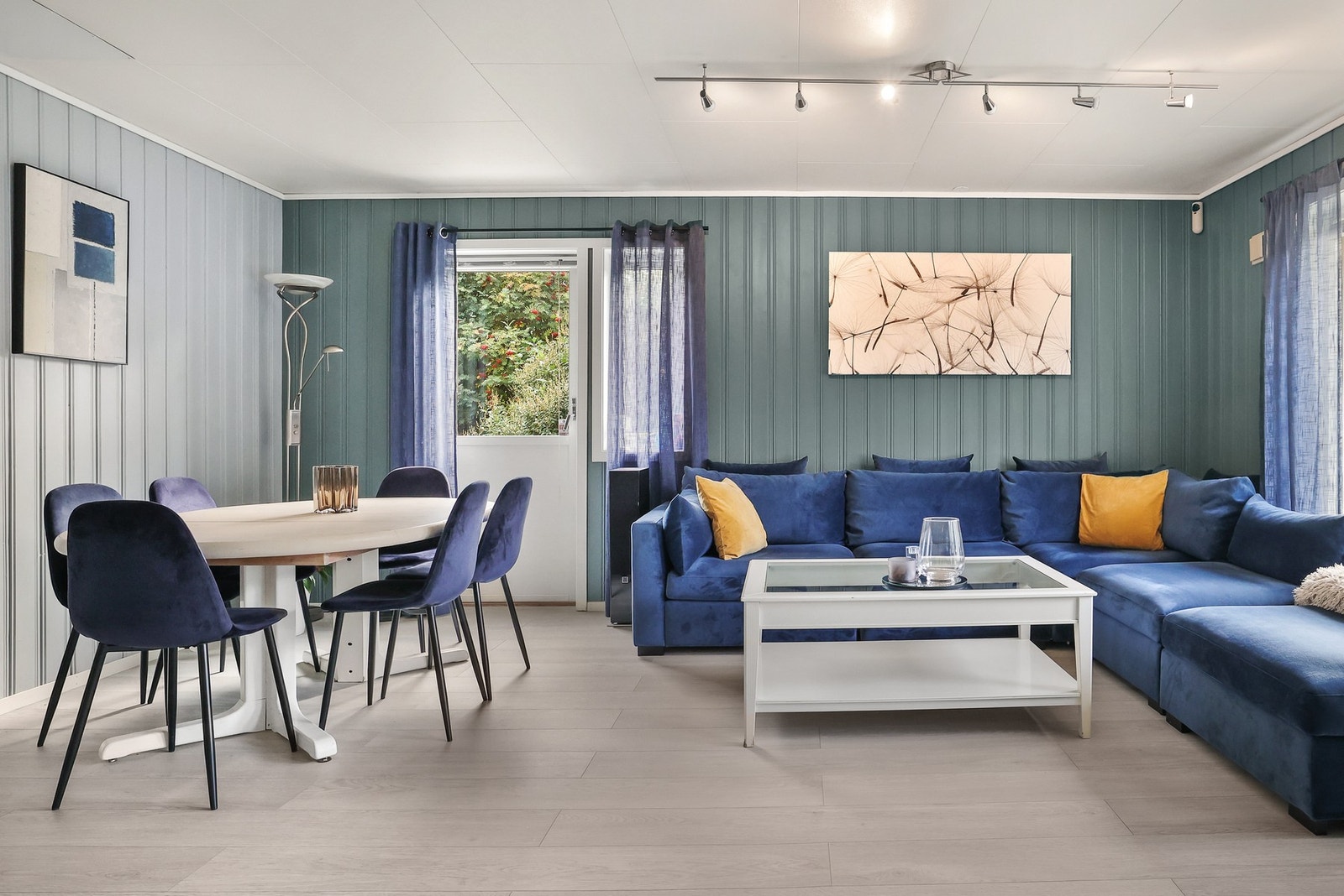 Her er det god plass til en sofagruppe og TV med tilhørende møblement. Galleribilde