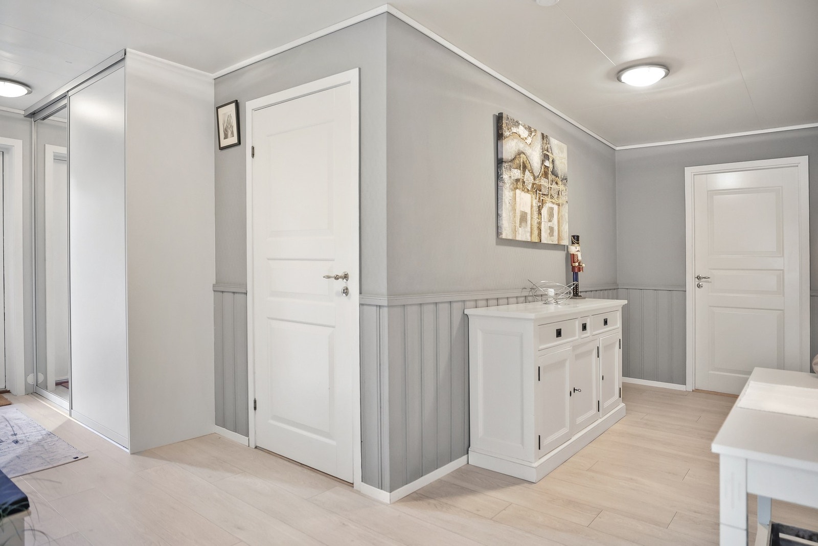 Den praktiske skyvedørsgarderoben sørger for god oppbevaringsplass. Galleribilde