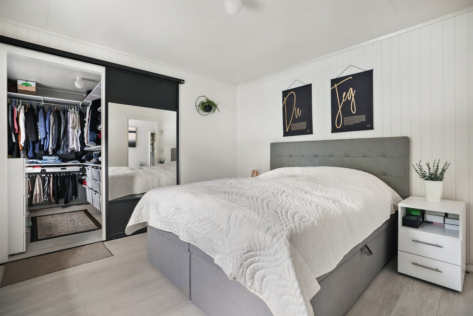 Dette soverommet har en praktisk walk-in garderobe. Galleribilde