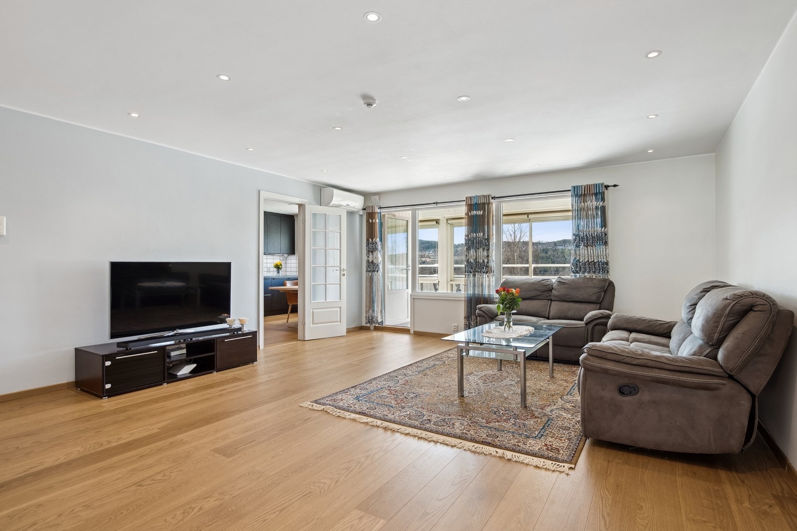 Romslig stue med plass til sofa, mediemøblement, etc. Galleribilde