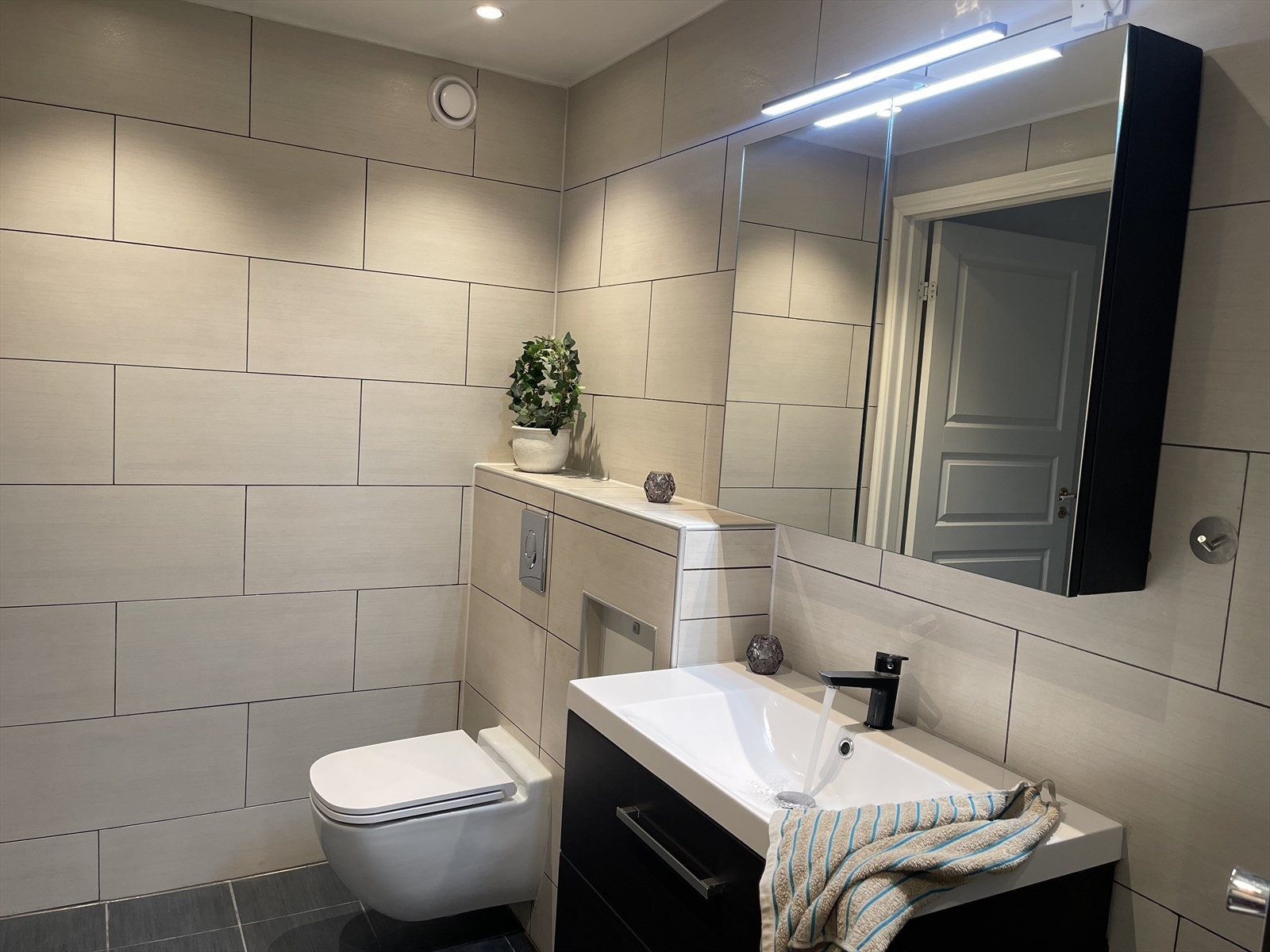 Flislagt bad fra 2020 med gulvvarme og opplegg for vaskemaskin Galleribilde