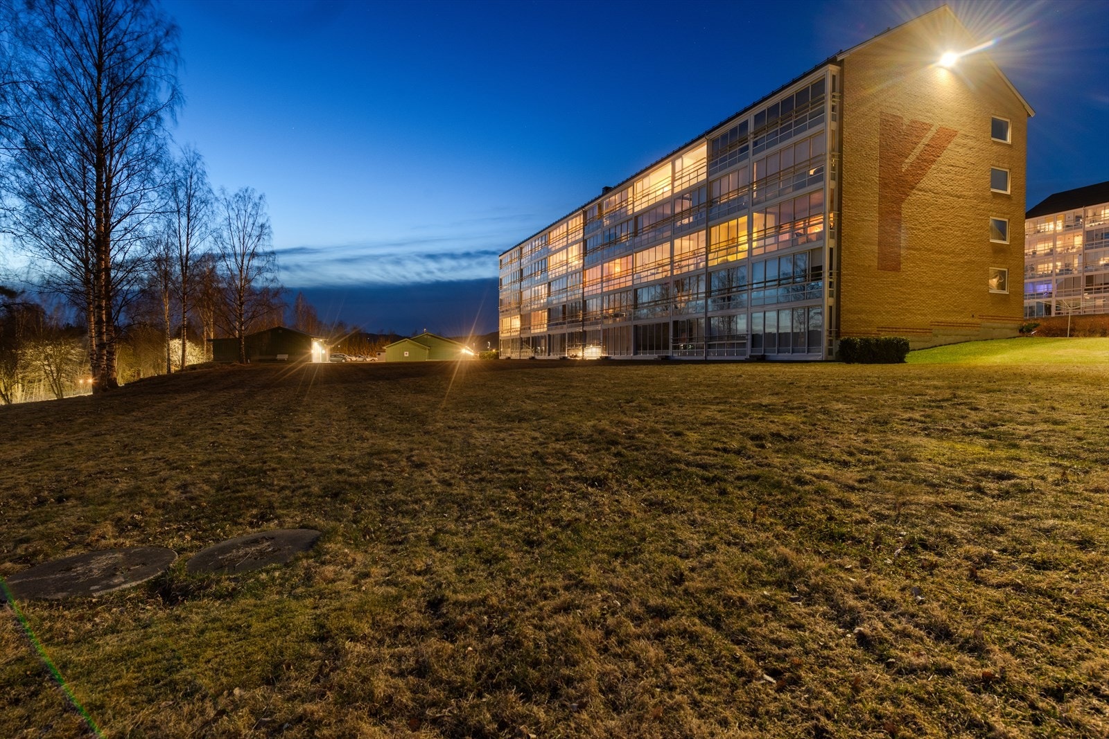 Leiligheten ligger i byggets 4. etasje Galleribilde