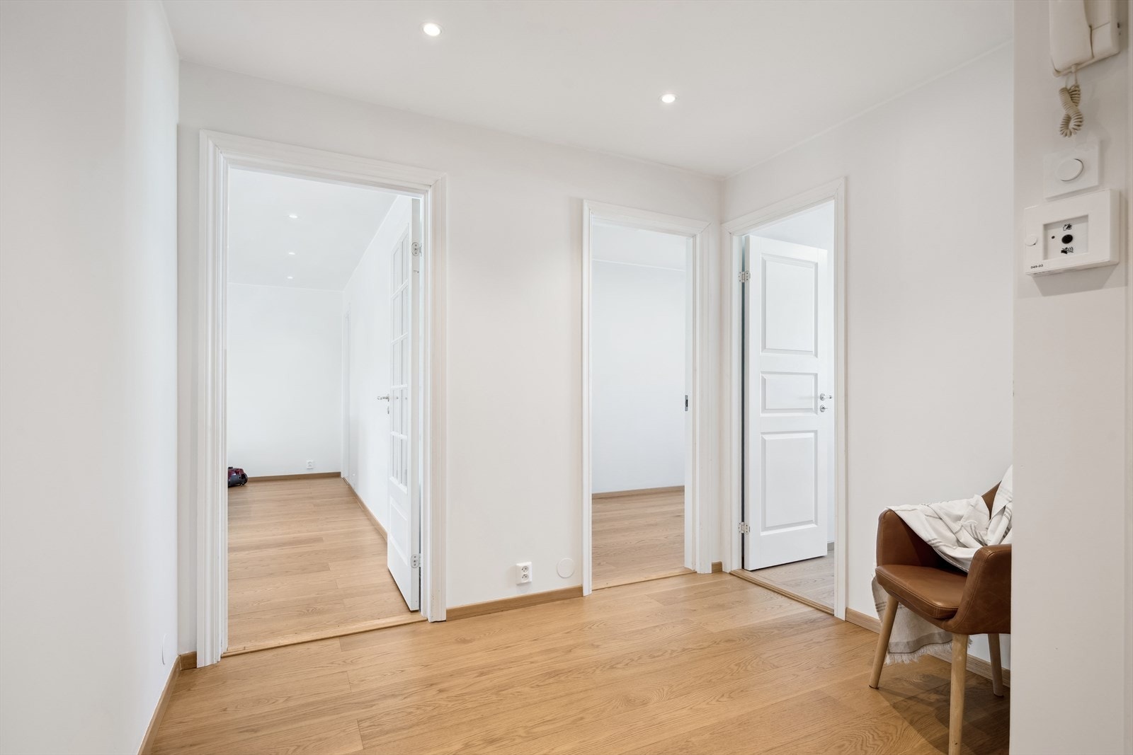 Eksklusive materialvalg som enstavs eikeparkett, spotter i taket mm. Galleribilde