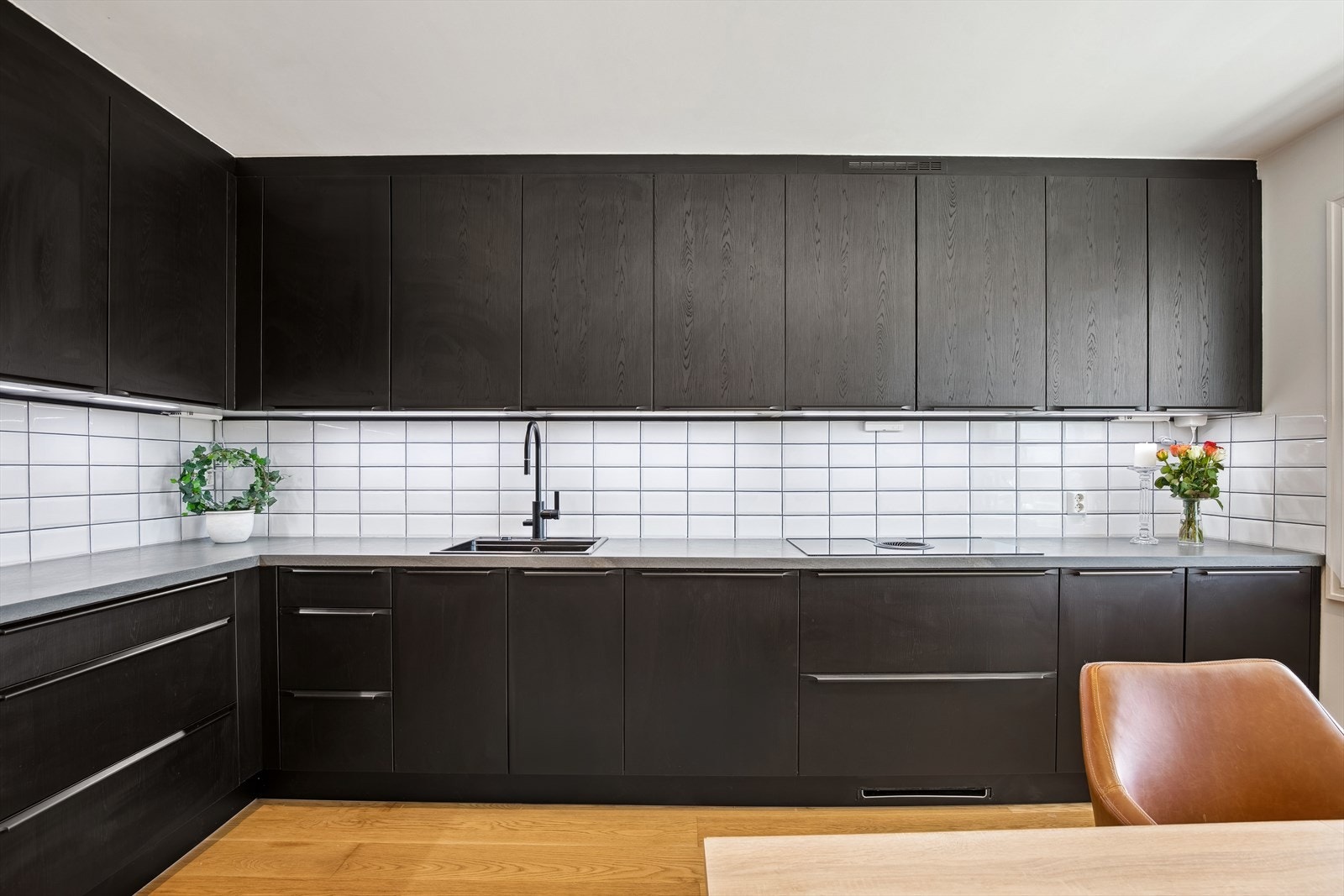 Innebygget platetopp (Tesla), stekeovn, oppvaskmaskin, mikrobølgeovn, fryseskap og kjøleskap Galleribilde