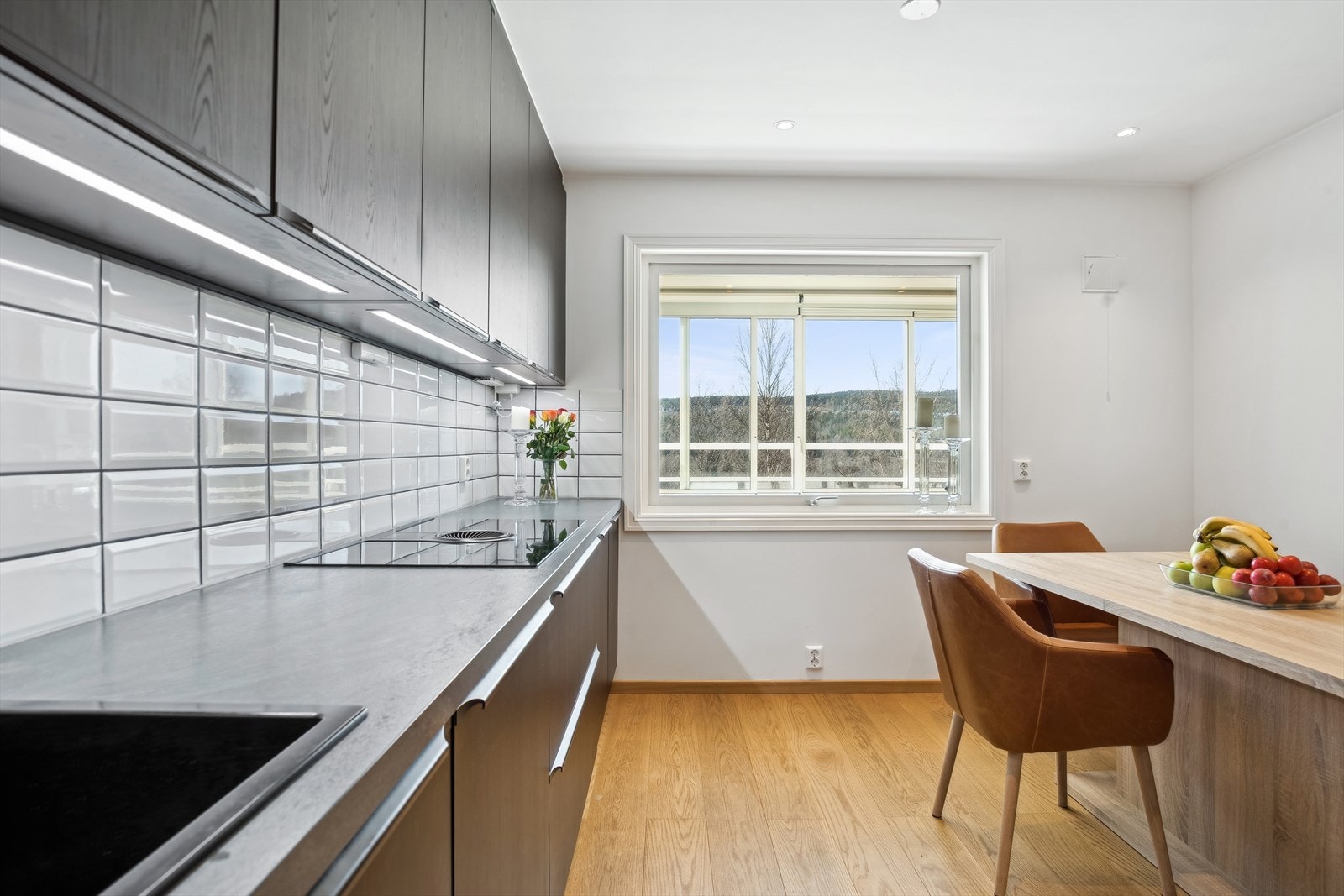 Det er plass til et spisebord på kjøkkenet Galleribilde