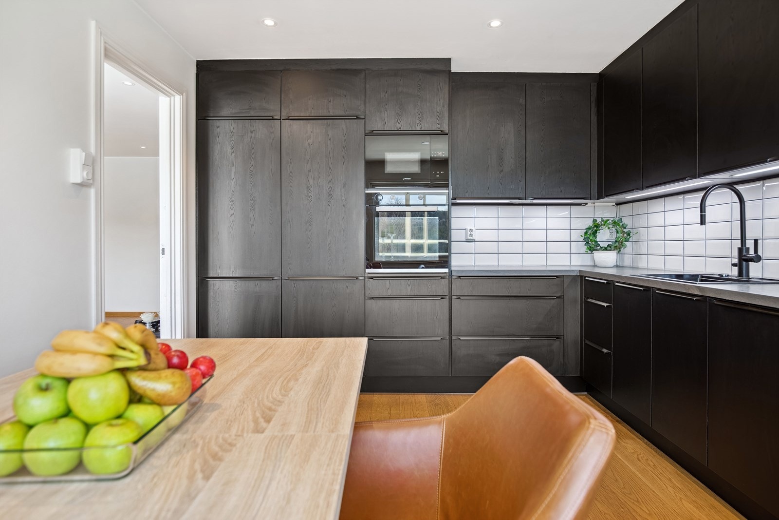 Takhøy kjøkkeninnredning med slette folierte dører og fronter Galleribilde