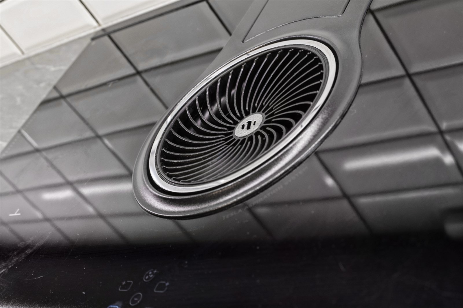 Tesla platetopp med innebygget ventilator og kullfilter Galleribilde
