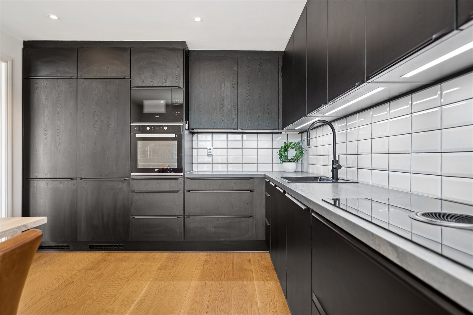 Pent kjøkken fra 2020 med god skap- og benkeplass Galleribilde