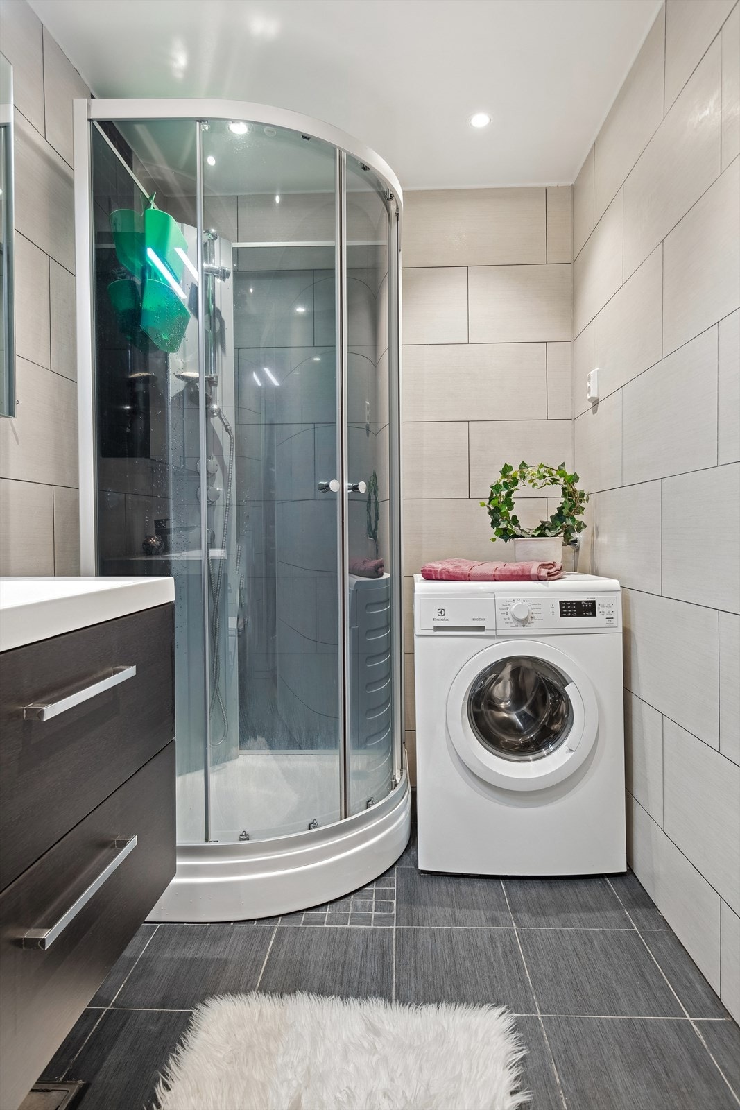 Baderomsinnredning med servant, speilskap, dusjkabinett og vegghengt wc Galleribilde