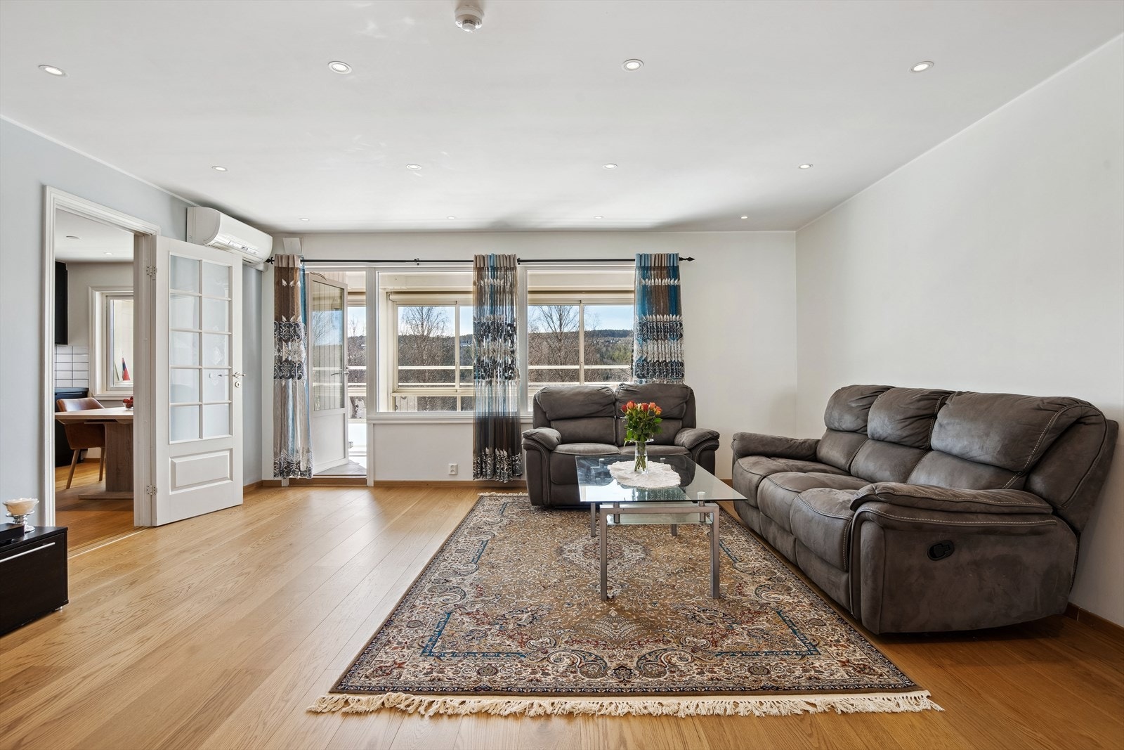 De store vindusflatene slipper inn rikelig med naturlig lys Galleribilde