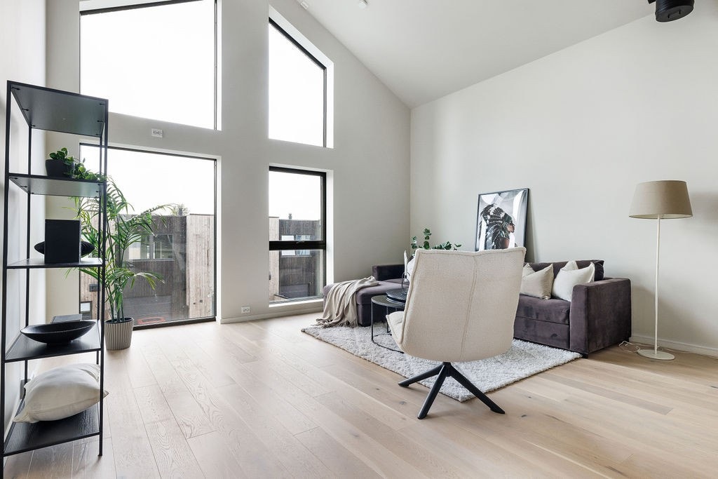 Romslig stue åpent mot kjøkken, med spisestue/tvstue like ved Galleribilde