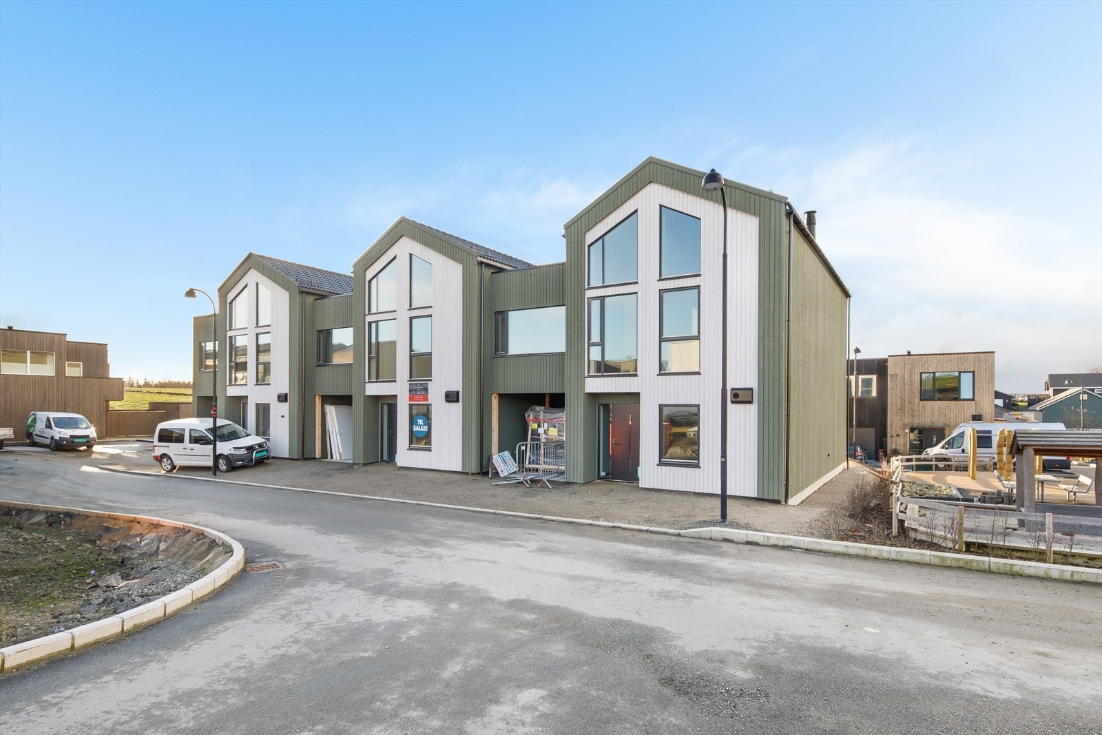 Carport og utvendig bod, gjennomgang til hage Galleribilde