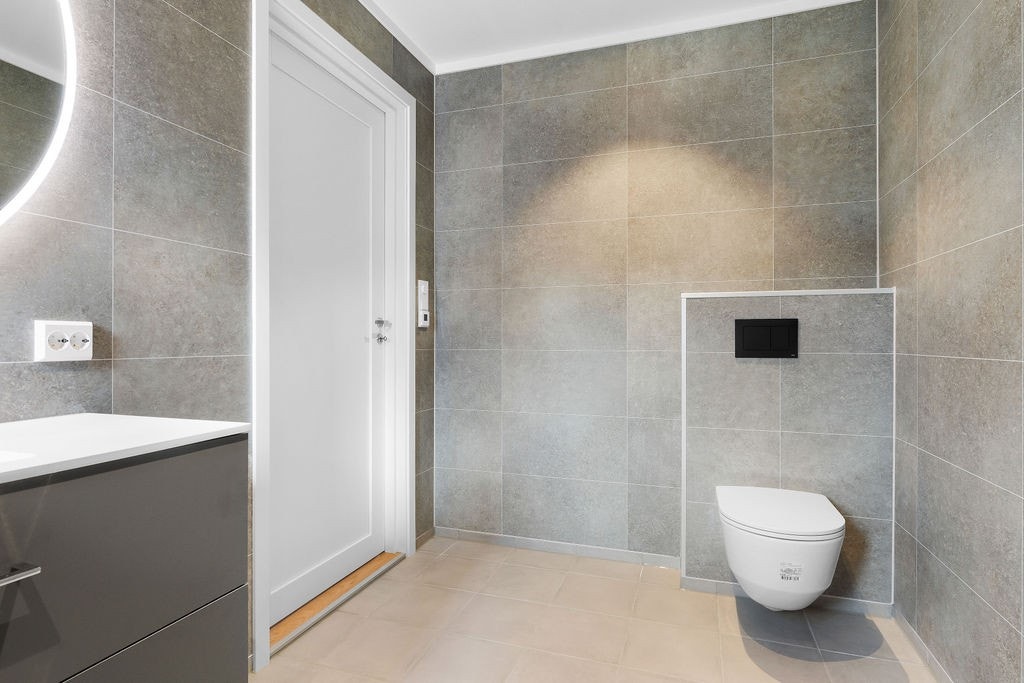 Det er 2 bad i 1. etasje, i tillegg til eget vaskerom Galleribilde